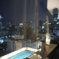 夜景が綺麗です。低層階にはプールも。