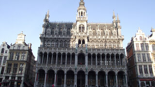 広場で最も目立つ市庁舎