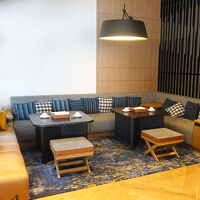 朝食会場がいっぱいでソファ席を案内されました。