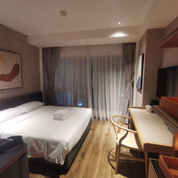 ベッドは広い。TVはSONY製。Netflixが無料。