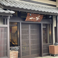 エントランスは意外とこじんまりしてます。