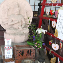 愛然明王とハート形の絵馬