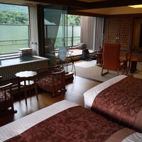 ゆとりの広さの客室に大きなベッドとリビング