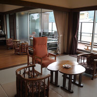 テラスにはかけ流しの露天風呂と足湯が備わってます