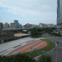 部屋からの景色　左手には旧台中駅舎