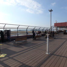 もちろん滑走路・飛行機を眺めることができる