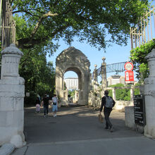 門を入っていきます