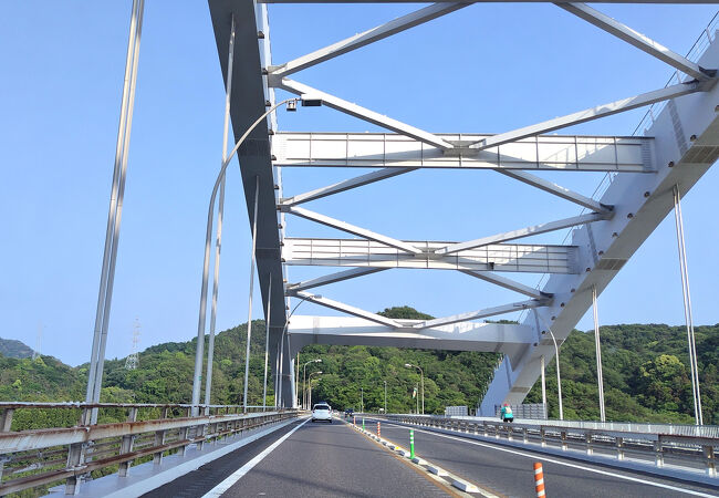 「しまなみ海道」の唯一のアーチ橋で目立ちます