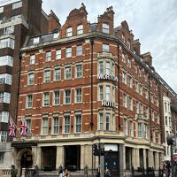 オシャレな外観。十字路に面してる