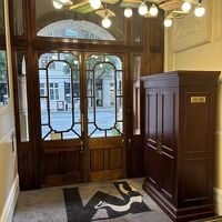 黒猫が迎えてくれるエントランス。上部のライトもオシャレで可愛