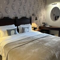 大きなふかふかのベッド。クッションがかわいい