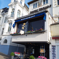 入り口部。ミニレストランの奥が小さなフロントです。