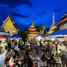 美しくライトアップされた境内での食事も良いですね