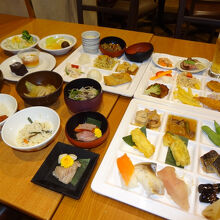 50種類のバイキング (夕食の一例)