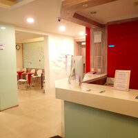 フロント付近。時間外チェックインの部屋の名前とキーが並ぶ