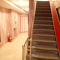 エレベーターはなく、急な階段を上がる