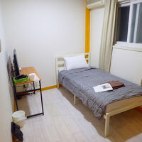 シングル。清掃はしっかり。荷物は床に。椅子もない