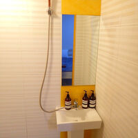 鏡の前の置き場が狭い。シャワーフックが高い。左の便座に水飛ぶ