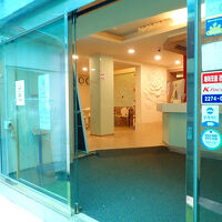 玄関、奥にロビー