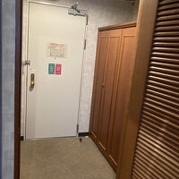 前室。写真正面が入口。左にバストイレあり