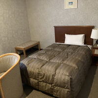 広々した部屋に広いベッド。コンセントも沢山