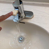 レバーを下げると出るタイプは時代を感じさせます。混合水栓です