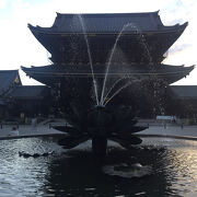 とっても大きな門
