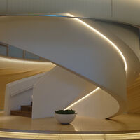 一階フロアと2階をつなぐオシャレな階段