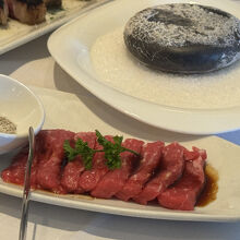 石で焼くお肉です。