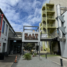 ショッピングエリアのメインエントランス