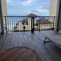 ８階のオーシャンビュールームは広々としたラナイあり。