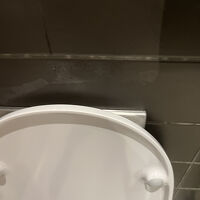 このフタの裏にボタンがあるので 使いにくい