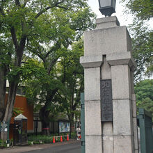 正門から入ります