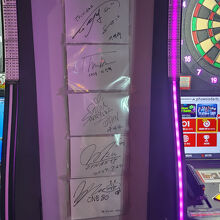 店内にはダーツプロのサインがたくさん