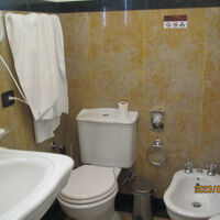 シャワールーム、トイレも上階