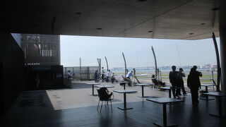 椅子とテーブルが置いてありました