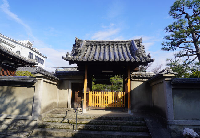 山門の厳めしさもちょっと特別です