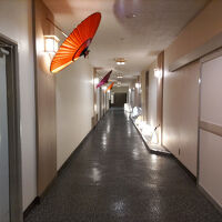 フロントロビーからレストラン「日本海」へのアクセス。