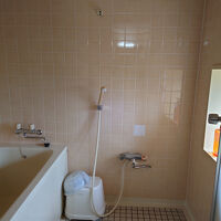 部屋付きの風呂は洗い場・小窓付き　新しそう