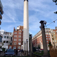 入口脇に大きな煙突が