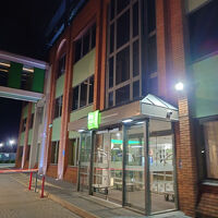 夜でも隣がガソリンスタンドで明るい入口です