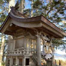 小さな島の祠は大切にされ、美しく保たれています