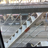 工事中で窓の外は足場です