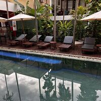 室内からプールの眺め