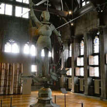 最上階にある聖ミカエル像、市庁舎に設置されていたそうです