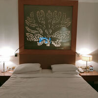 枕元の飾りがインドを象徴するクジャクでとってもきれい