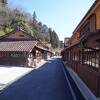 旅館にしては二階の窓が少し小さいので