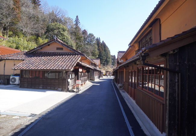 旅館にしては二階の窓が少し小さいので