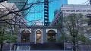 現在の新橋駅はかつて烏森駅と呼ばれ、こちらの場所にあったのが新橋駅です。