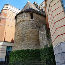 新造ビルの間にありました